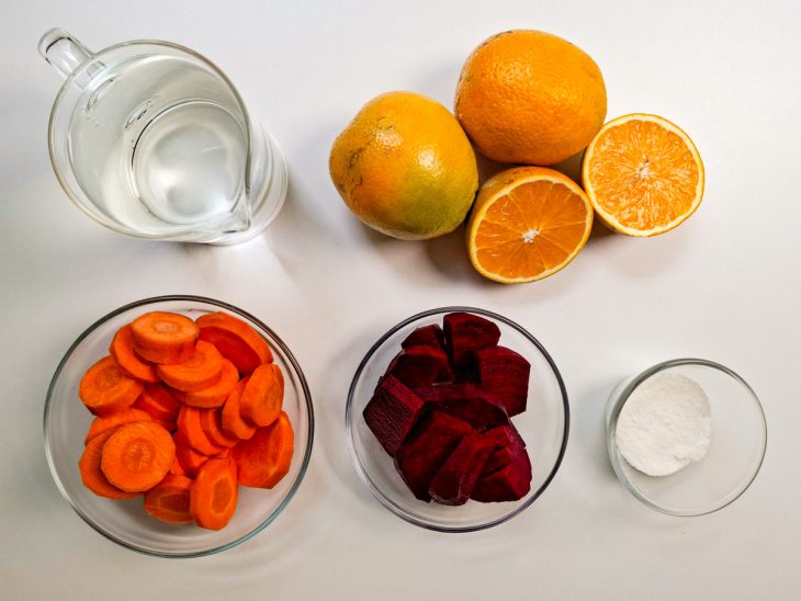 Ingredientes separados sobre a bancada.