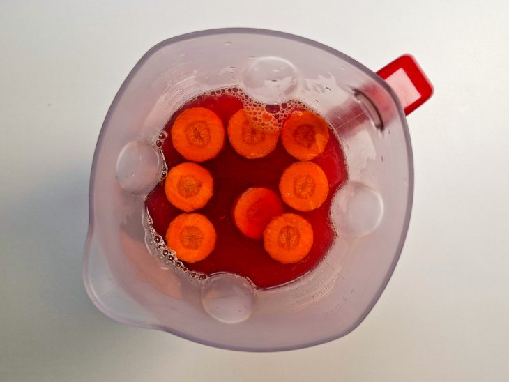 Rodelas de beterraba e cenoura adicionadas junto com a água.