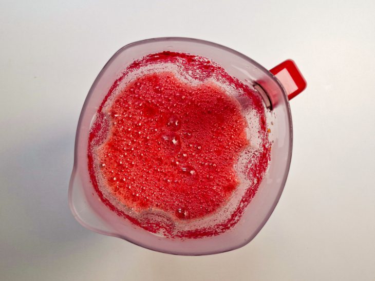 Tudo sendo batido no liquidificador até formar um líquido homogêneo.