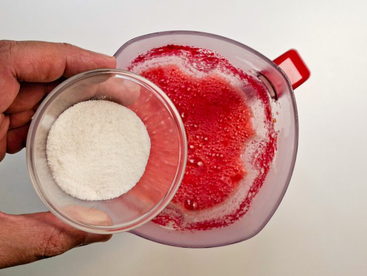 Açúcar sendo adicionado ao suco.