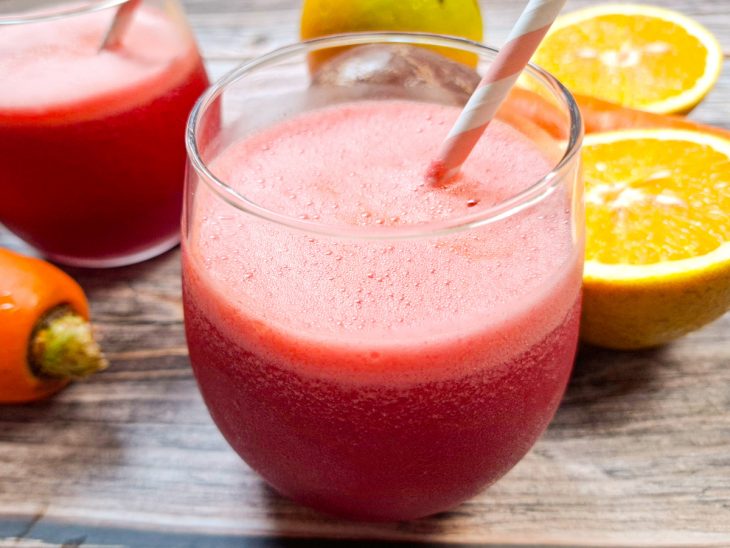 Copo decorado em ambiente iluminado, pronto para servir.