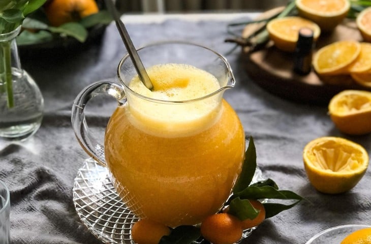 Suco de laranja com erva-cidreira