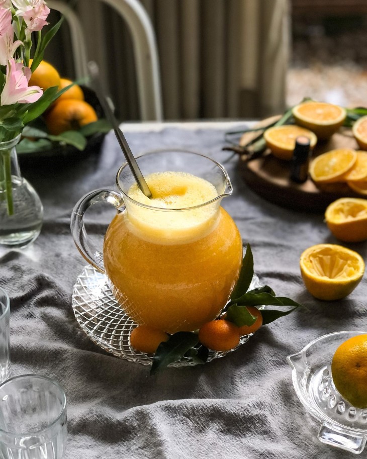 Suco de laranja com erva-cidreira