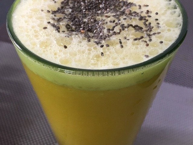 Suco de laranja com limão e gengibre