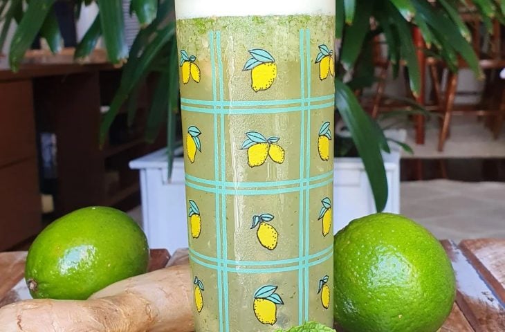 Suco de limão com gengibre e hortelã