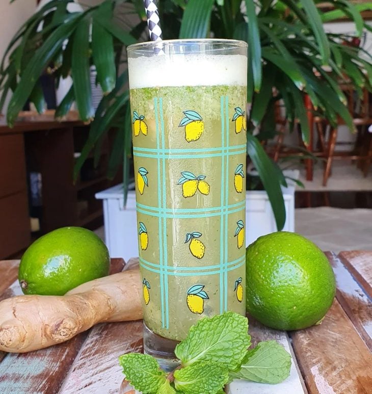 Suco de limão com gengibre e hortelã