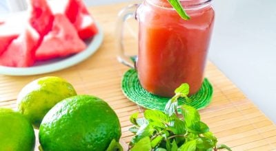 Suco de melancia e limão com hortelã e manjericão