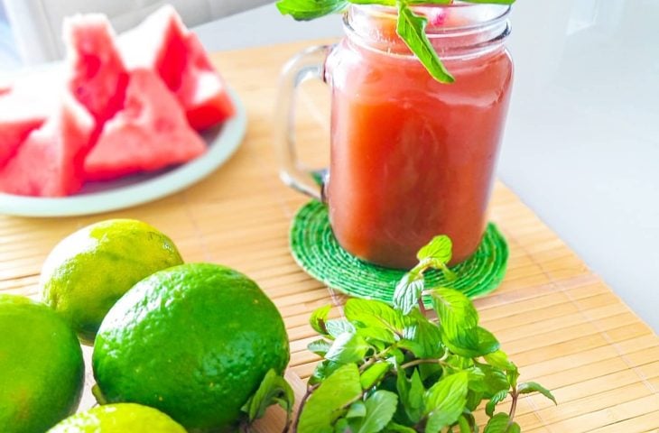 Suco de melancia e limão com hortelã e manjericão