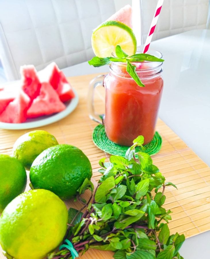 Suco de melancia e limão com hortelã e manjericão