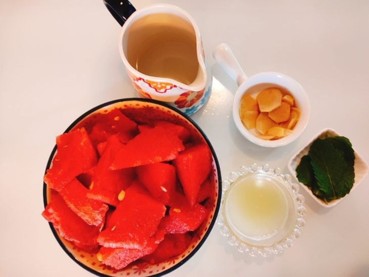 Ingredientes para o suco de melancia refrescante separados em uma bancada.