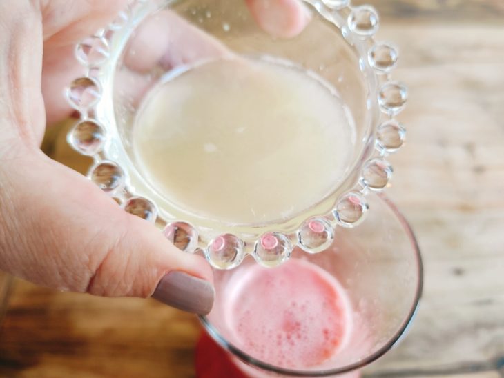 Suco de limão adicionado na jarra.