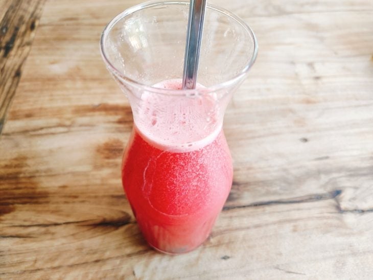 Suco de melancia refrescante em uma jarra, pronto para servir.