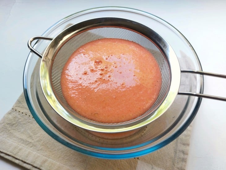 Suco de tomate sendo coado.