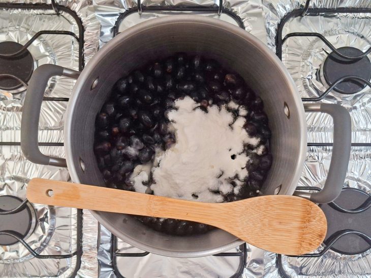 Uvas transferidas para a panela, junto ao açúcar.