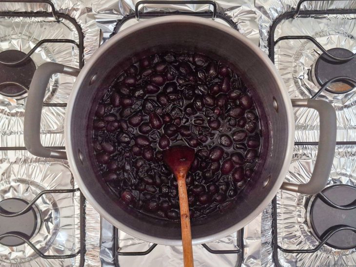 Uvas fervendo na panela.