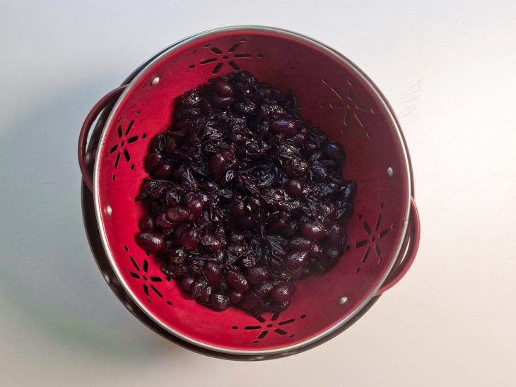 Uvas escorrendo no escorredor de macarrão.