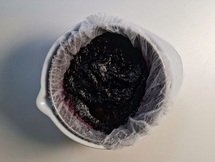 Uvas sendo coadas em um pano limpo.