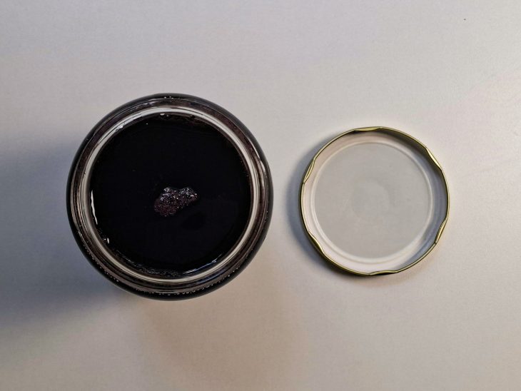 Suco coado transferido para pote de vidro.