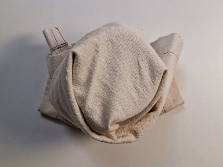 Pote com o suco coberto com um pano.