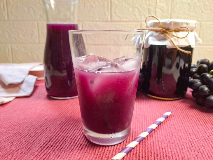 Suco pronto, servido em copo.