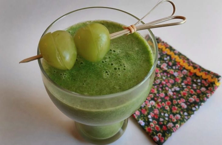 Suco detox de couve com abacaxi