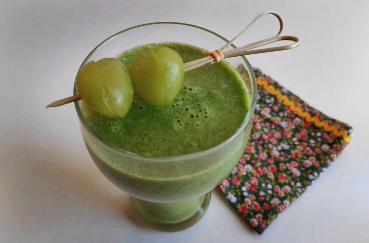 Suco detox de couve com abacaxi