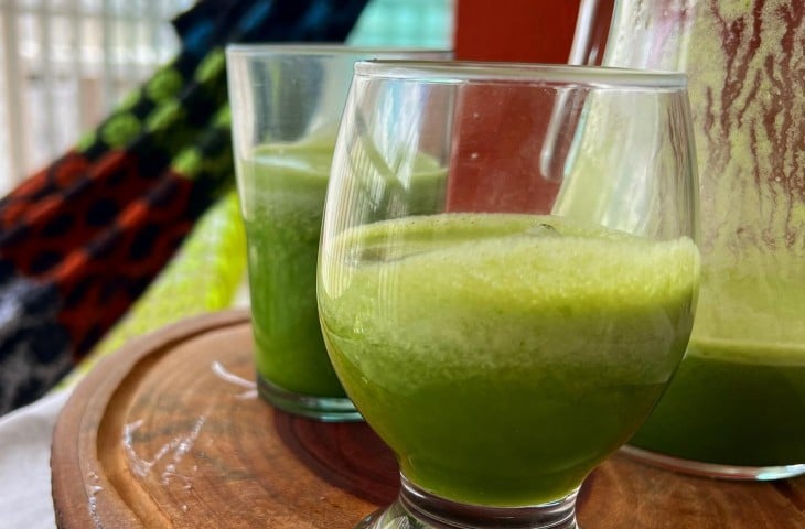 Suco verde de abacaxi e couve