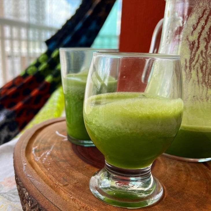 Suco verde de abacaxi e couve