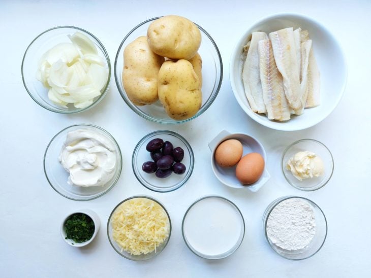 Ingredientes do suflê de bacalhau reunidos na bancada.