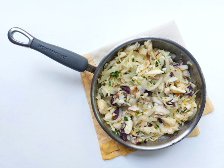 Bacalhau, cebola e outros ingredientes adicionados.