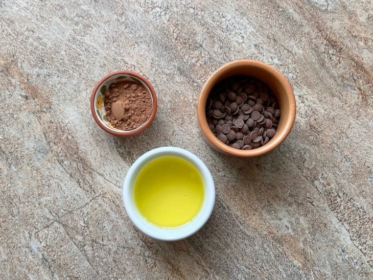 Ingredientes para a receita de suflê de chocolate reunidos.