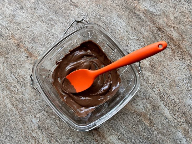 Chocolate derretido em um recipiente de vidro.
