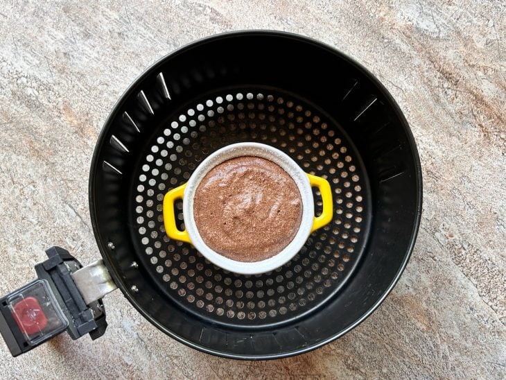 Ramequim com mistura no cesto da air fryer.