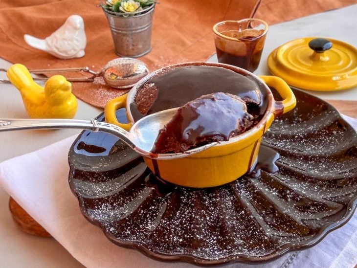 Suflê de chocolate na air fryer pronto para servir.