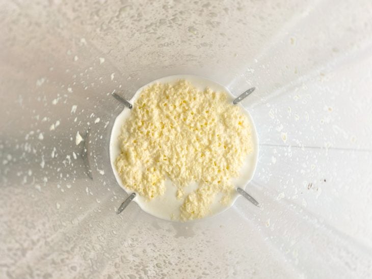 Leite, manteiga e farinha de trigo em um liquidificador.