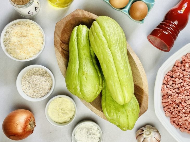 Uma bancada com os ingredientes da receita.