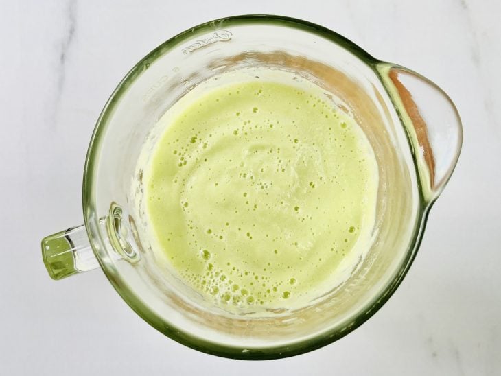 Liquidificador com os chuchus e gemas batidos.