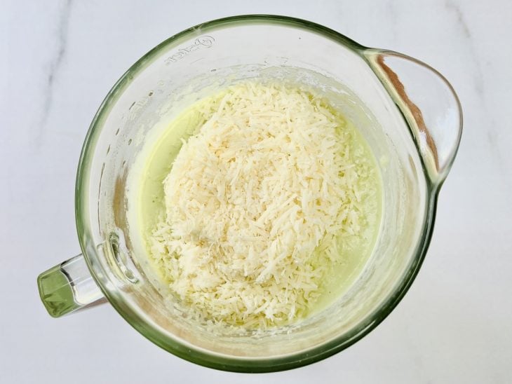 Liquidificador com a mistura de chuchus, gemas, farinha de aveia, azeite, leite em pó, amido de milho, queijo ralado e sal.