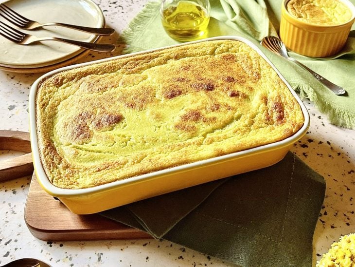 Refratário contendo suflê de chuchu com carne moída.