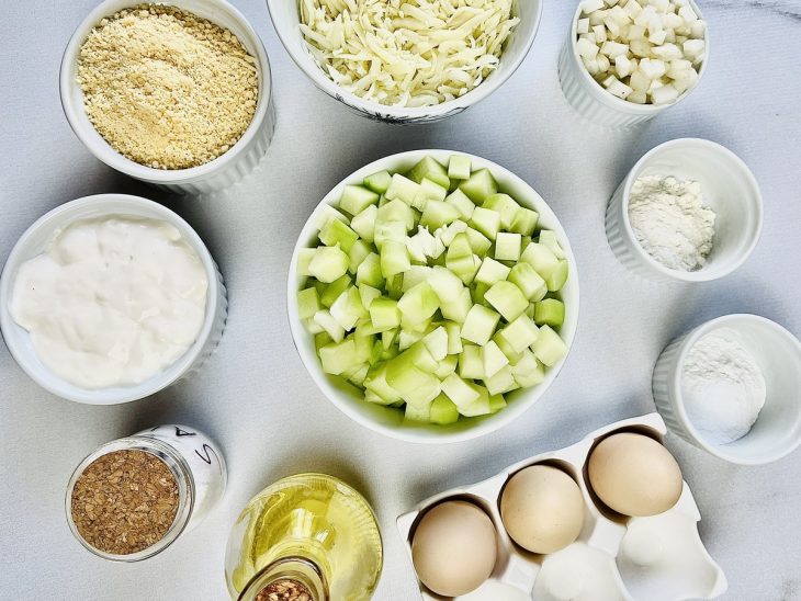 Ingredientes reunidos em uma bancada.