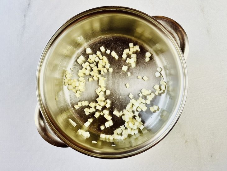 Cebola refogando em uma panela com azeite.