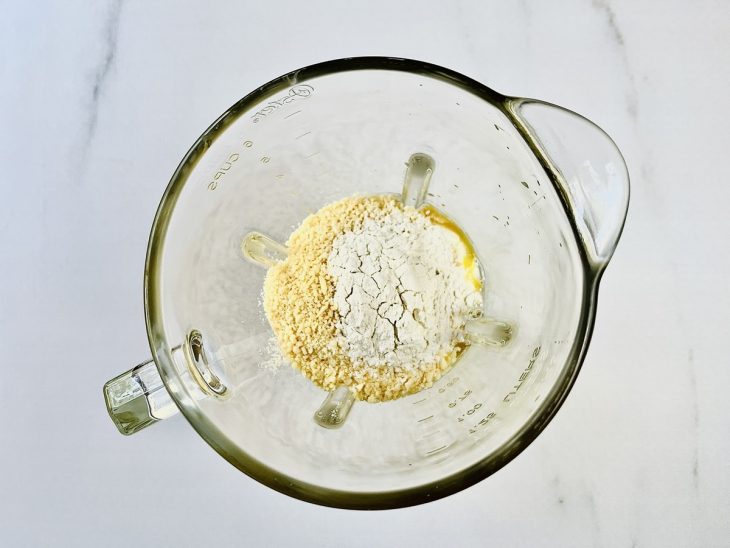 Ovos, creme de leite, queijo parmesão e farinha de trigo misturados no liquidificador.