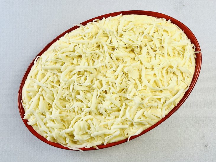 Queijo mussarela adicionado a travessa.
