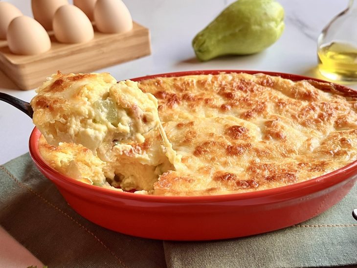 Suflê de chuchu com creme de leite pronto para consumo.