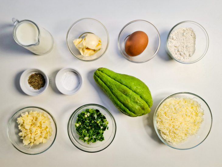 ingredientes para preparo de suflê de chuchu separados.