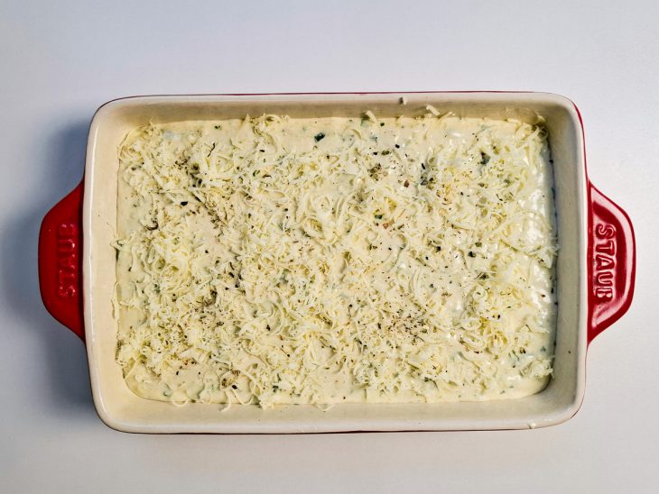 massa de suflê e queijo em refratário para assar.