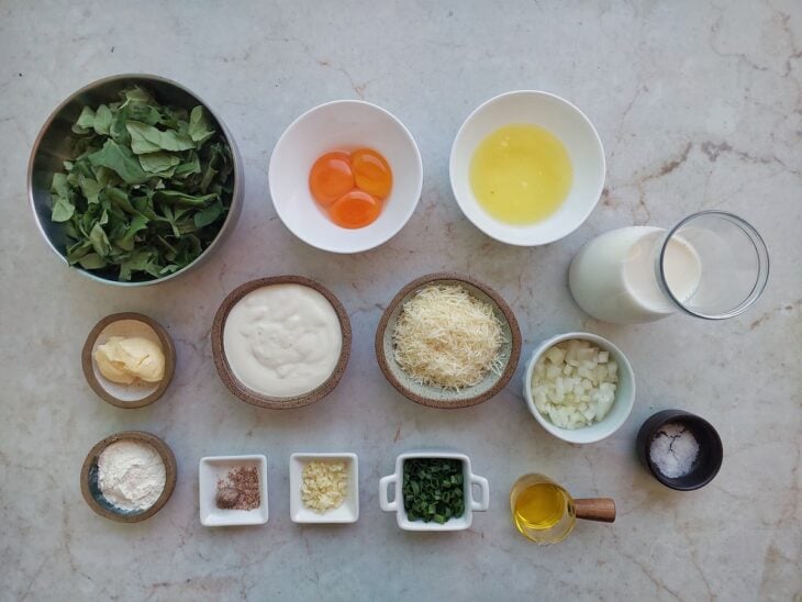 Ingredientes reunidos na bancada.