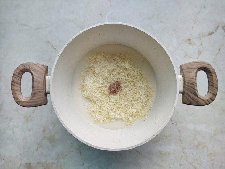 Parmesão e especiarias adicionadas ao molho.