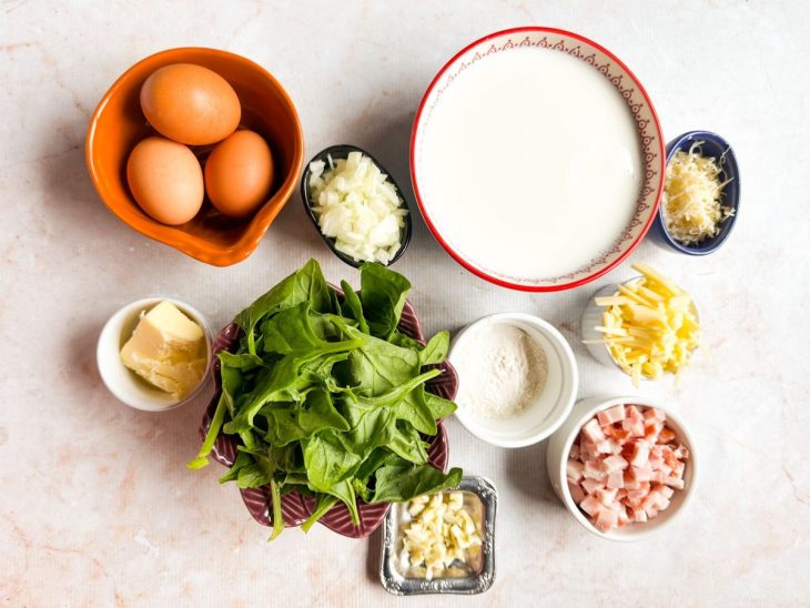 Ingredientes separados sobre a bancada.