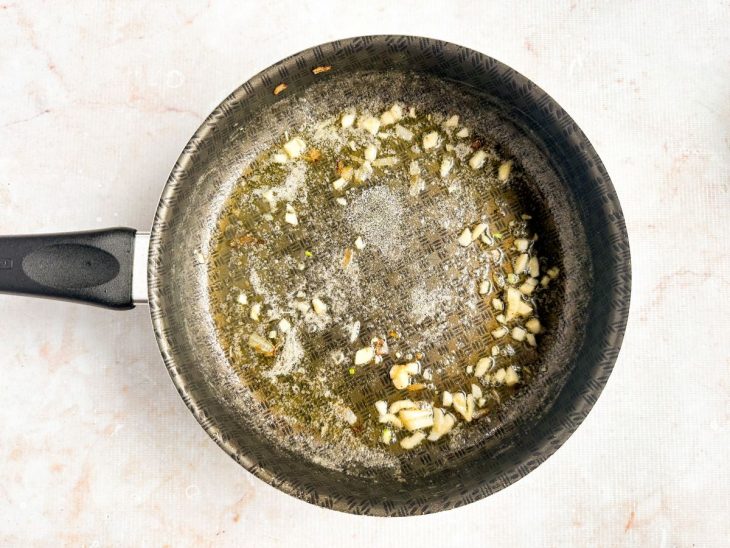 Alho refogado na manteiga para começar o creme.